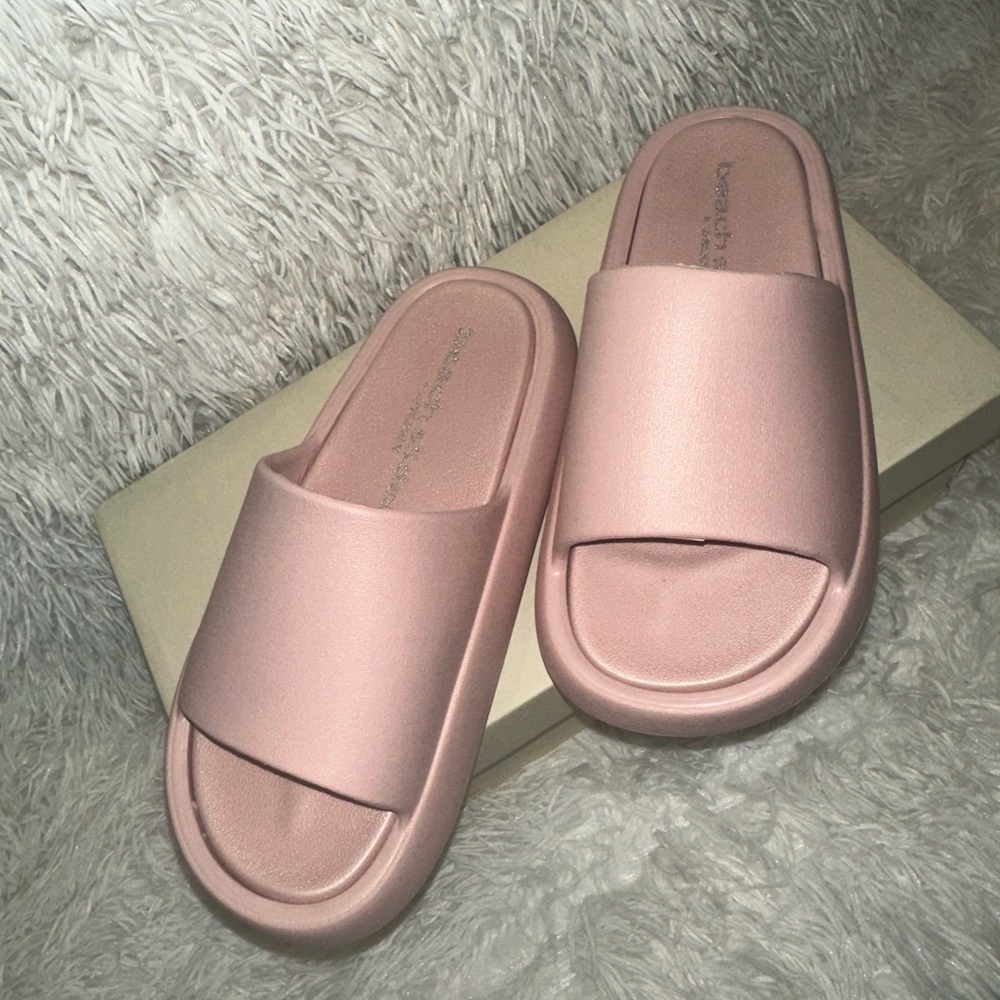 SQUISH Light Pink EVA by J Slides size 6
NWOB